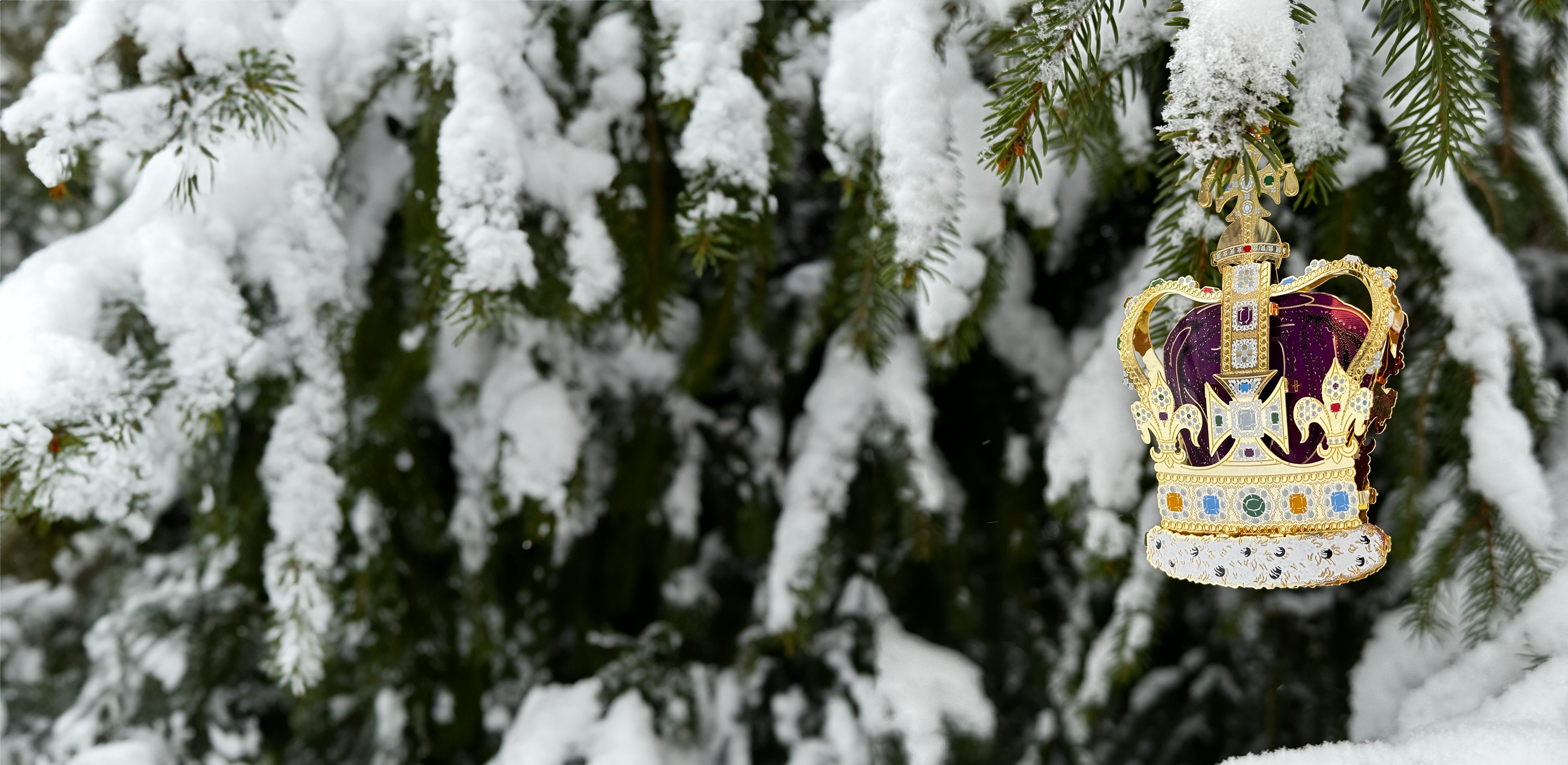 Handcrafted St Edward’s Crown Christmas Tree Ornament, featuring intricate 24-carat gold detailing and vibrant jewel embellishments. A royal symbol of British heritage by The London Christmas Company.