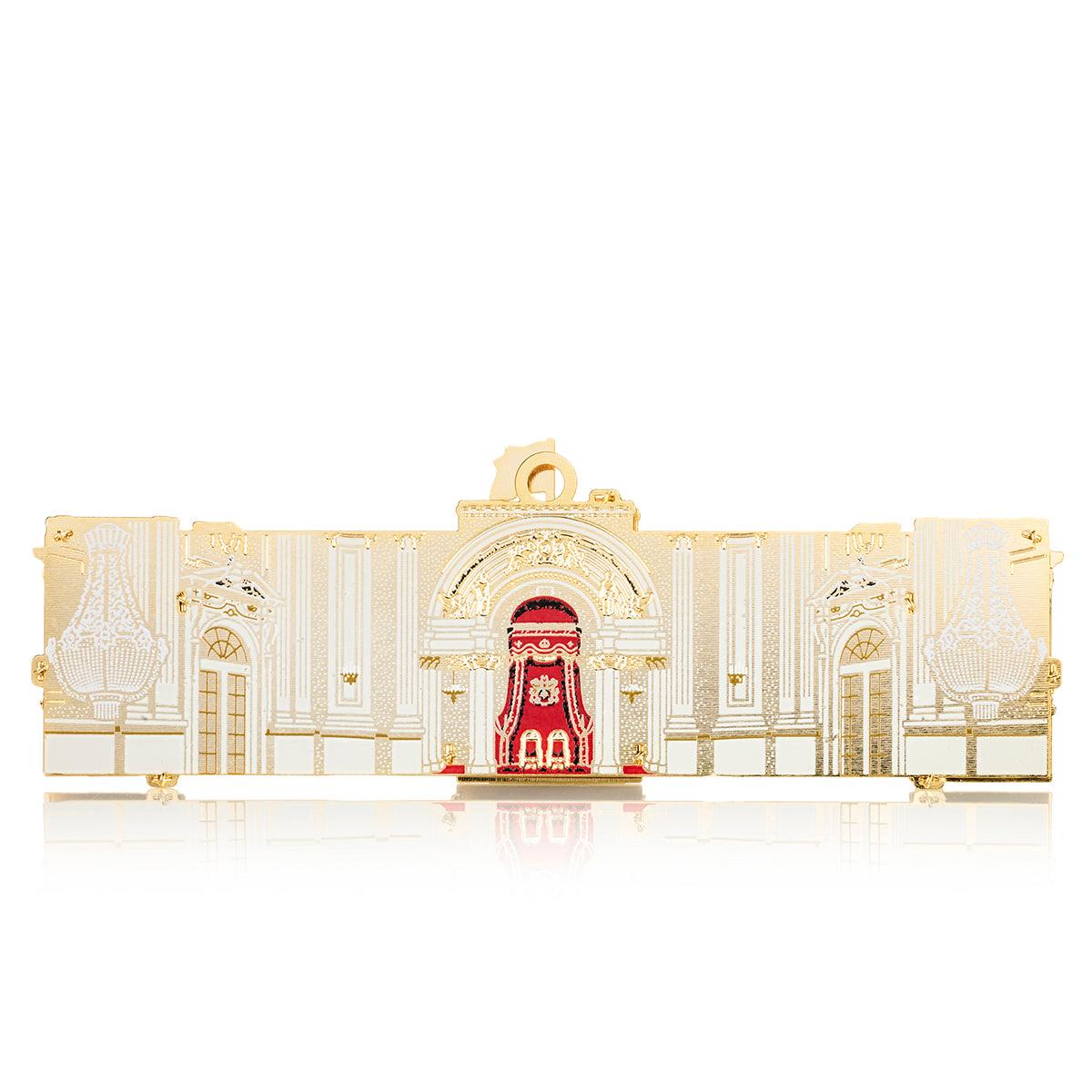 The reverse of the handcrafted Buckingham Palace Christmas Ornament with 24k Gold Finish, featuring intricate detailing of the iconic London landmark. Perfect for collectors and luxury Christmas decor enthusiasts. Made by The London Christmas Company.